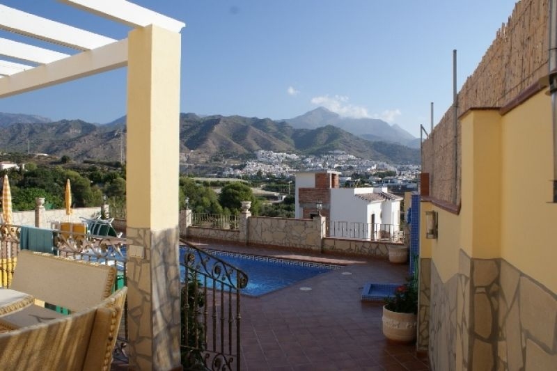 SE VENDE VILLA CON PISCINA EN NERJA, ZONA EXOTICA