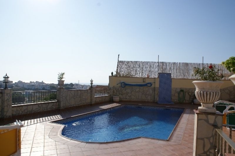 SE VENDE VILLA CON PISCINA EN NERJA, ZONA EXOTICA